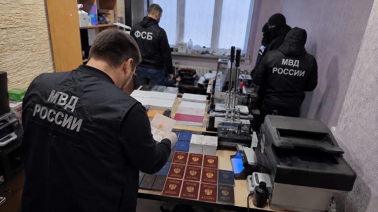 Подпольный цех фальшивых паспортов для мигрантов накрыли в Москве