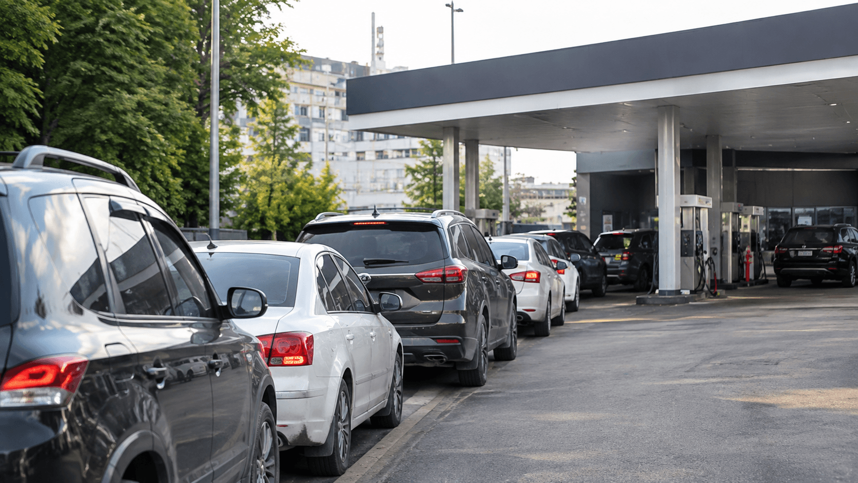 Как заправиться без очереди в Москве и Подмосковье: советы водителям и таксистам