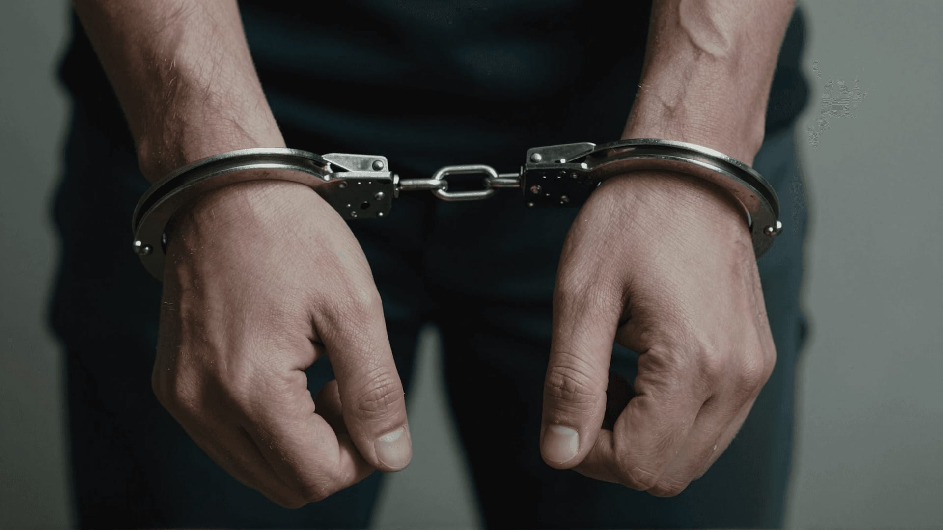 В колонию отправили членов группировки, которая легализовала 2,5 тыс. мигрантов