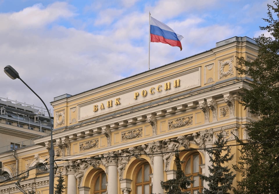 Банк приостановил перевод родственникам: причины и варианты решения
