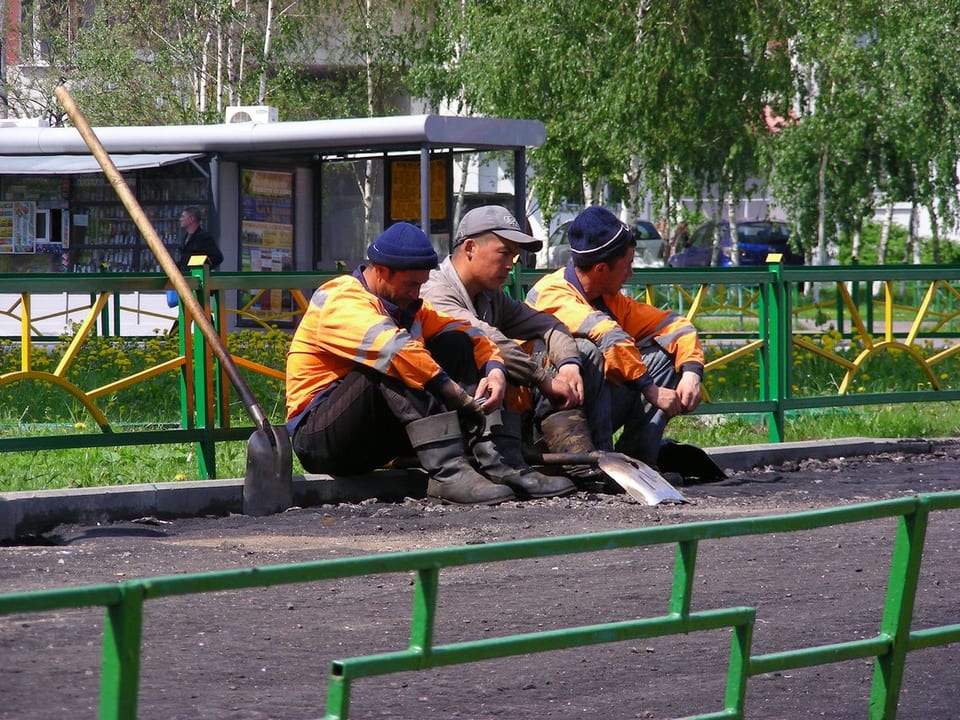 Кто и как помогает таджикам, узбекам и киргизам в России