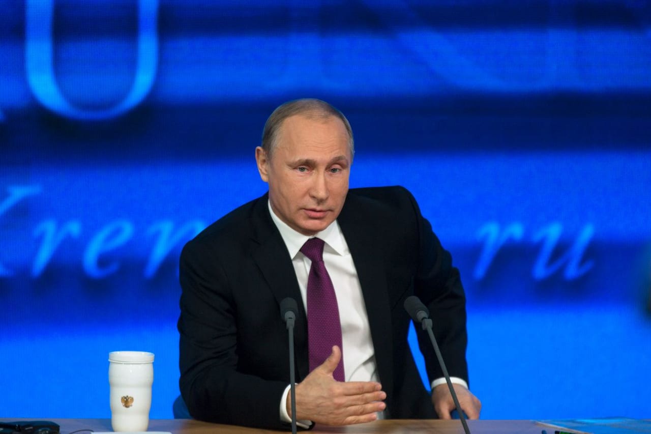 Путин расширил список нарушений, за которые мигрантов будут выдворять из страны