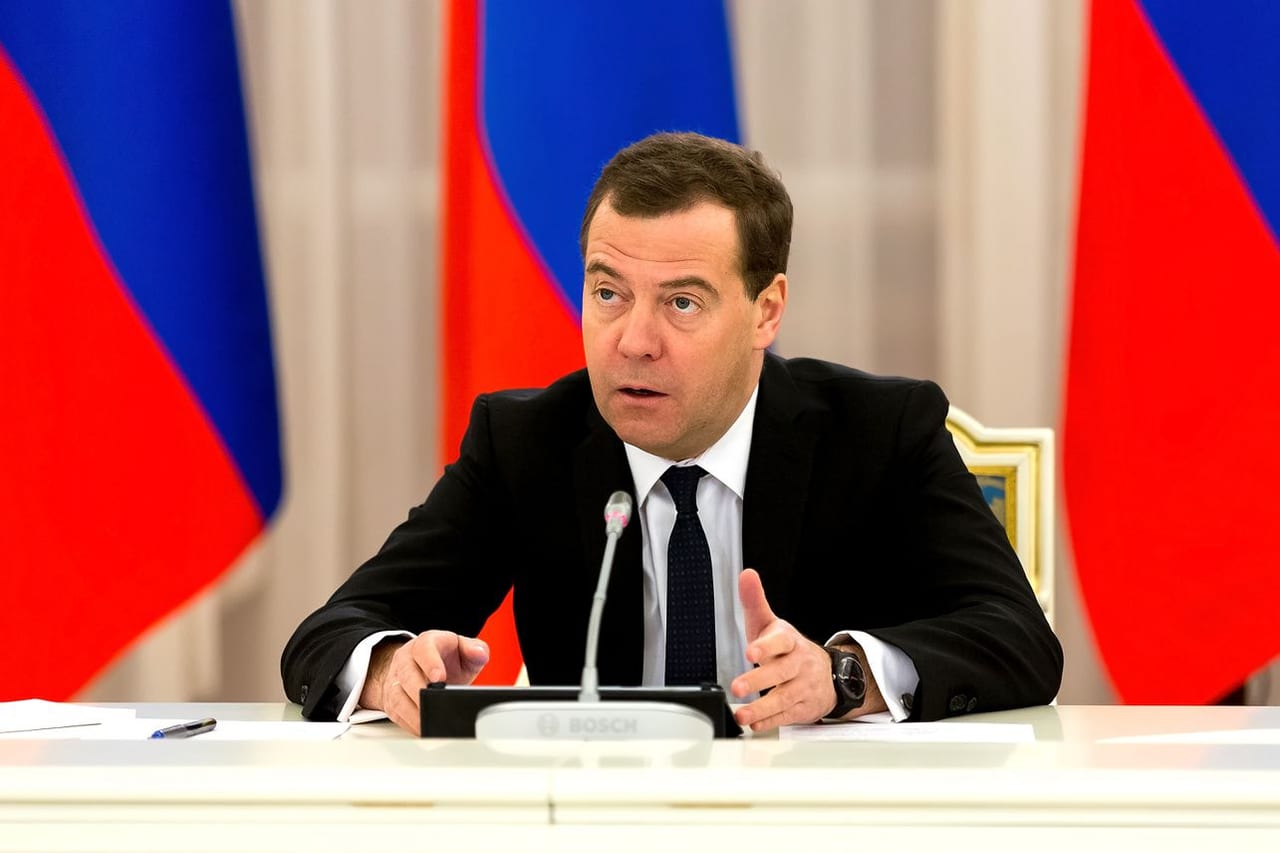 Медведев призвал принять меры к родителям мигрантов, чьи дети не ходят в школу
