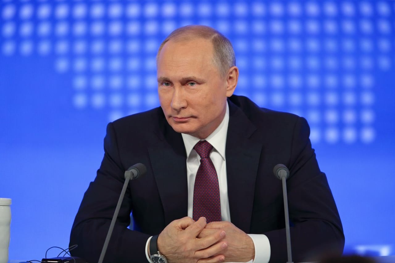 Путин подписал новые законы. Рассказываем, как они изменят жизнь мигрантов и их работодателей