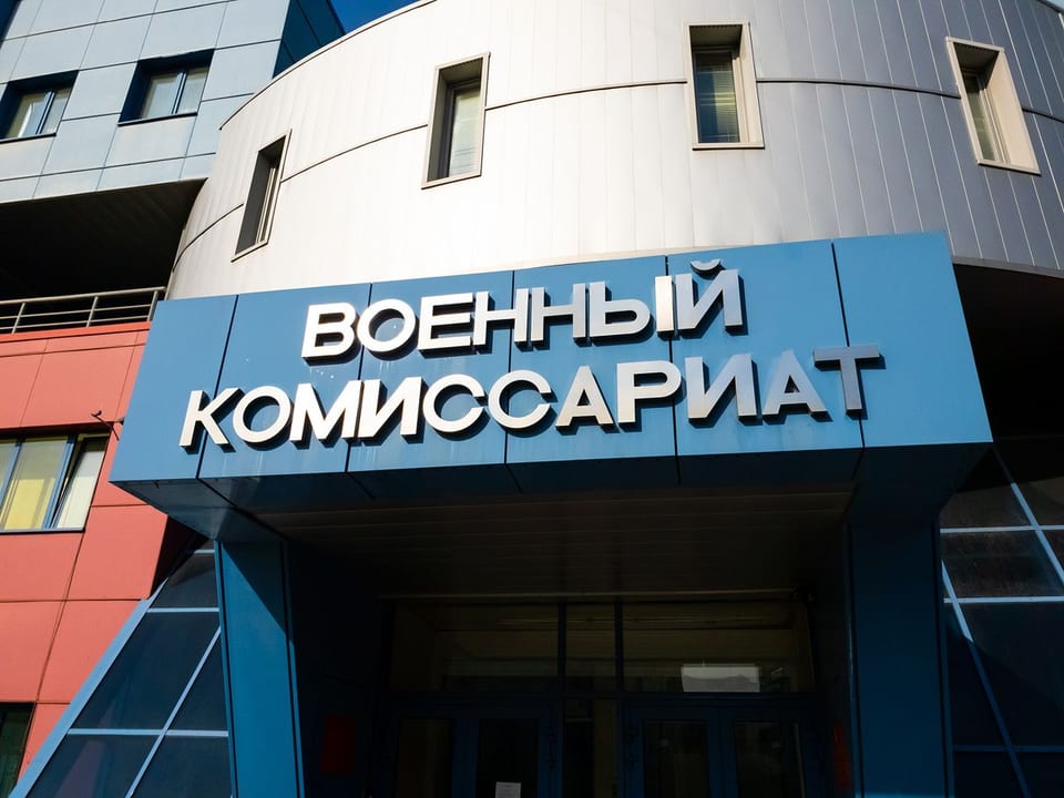 Призывникам разрешили служить электриками и сварщиками. Как это устроено в РФ, изменения