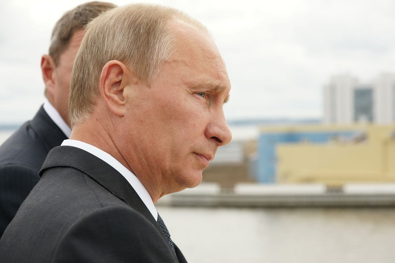 Путин подписал законы о защите воюющих иностранцев и штрафах за иностранную почту