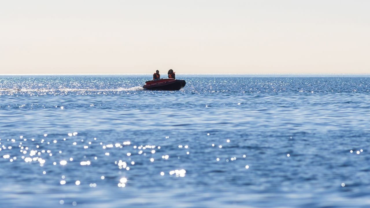 Одинокая лодка в море