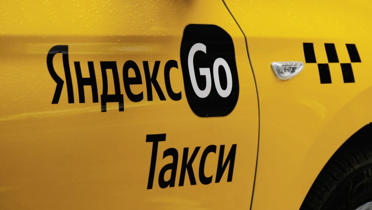 «Яндекс Такси» ведёт переговоры с властями о повышении лимитов топлива для водителей