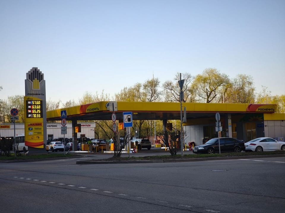 «Роснефть» заявила об отсутствии ограничений на своих заправках