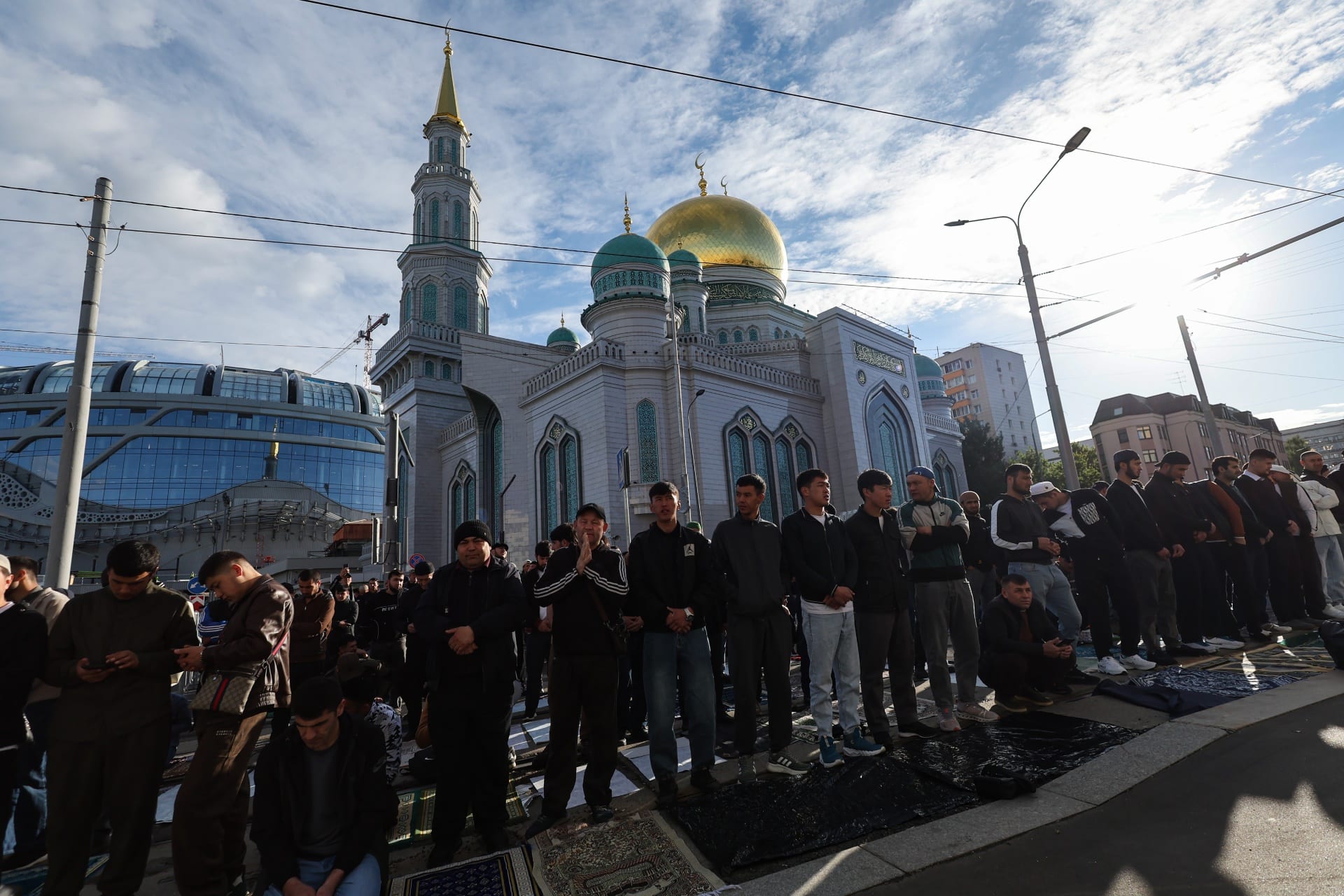 Мусульмане совершают намаз в Москве